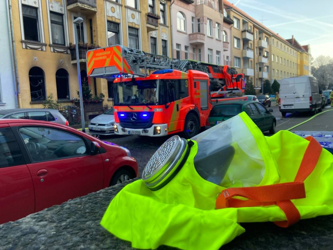 Insgesamt neun weitere Personen sowie drei Hunde und zwei Kaninchen wurden aus den oberen Geschossen über eine Drehleiter, eine Steckleiter sowie mit einer Brandfluchthaube über den Treppenraum gerettet.